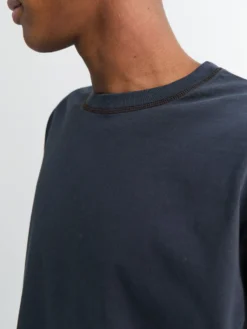 Another T-Shirt 3.0 i Navy og Brun