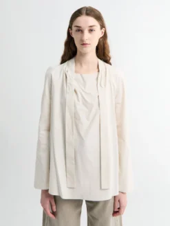 Ascot Bluse i Lys Creme