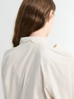 Ascot Bluse i Lys Creme