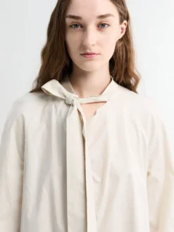Ascot Bluse i Lys Creme
