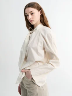 Ascot Bluse i Lys Creme