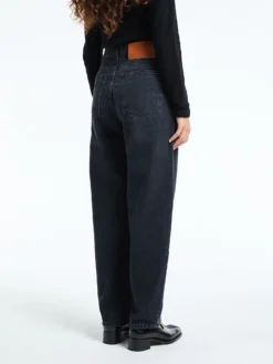 Barrel Jeans i Washed Black