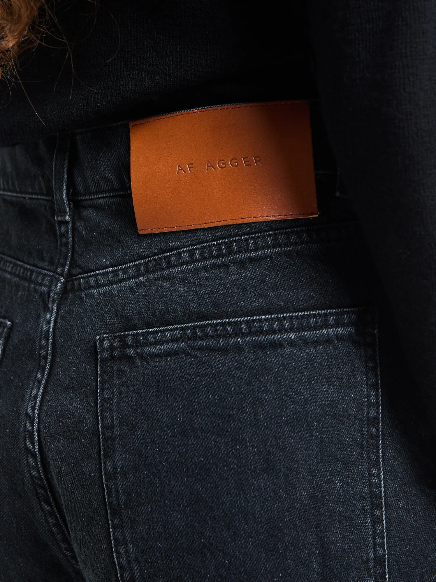 Barrel Jeans i Washed Black