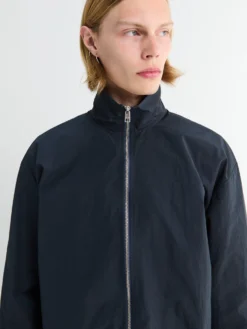 Bastian B Jakke i Navy