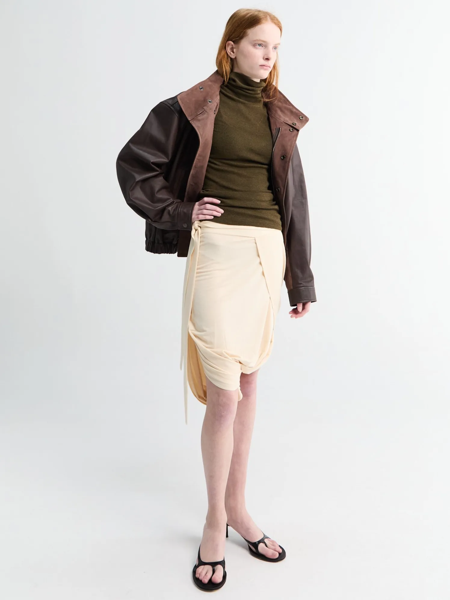Blød slå-om-nederdel i creme