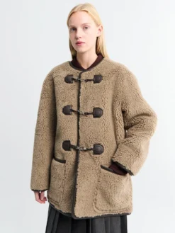 Collarless Buckled Shearling Jakke i Khaki Beige