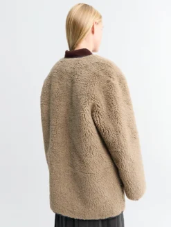 Collarless Buckled Shearling Jakke i Khaki Beige