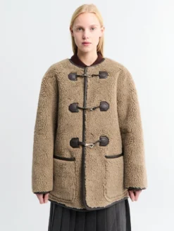 Collarless Buckled Shearling Jakke i Khaki Beige