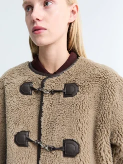 Collarless Buckled Shearling Jakke i Khaki Beige