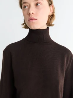 Eve Thin Turtleneck Sweater i Mørkebrun
