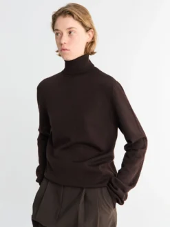 Eve Thin Turtleneck Sweater i Mørkebrun