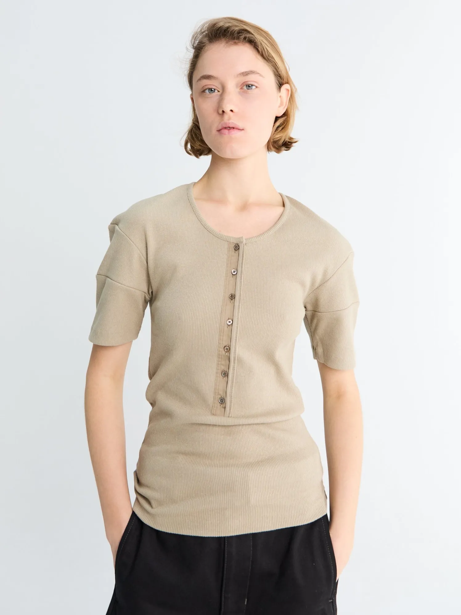 Figursyet Henley T-shirt i Sage