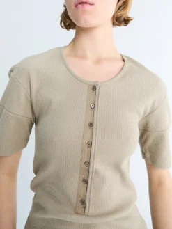 Figursyet Henley T-shirt i Sage