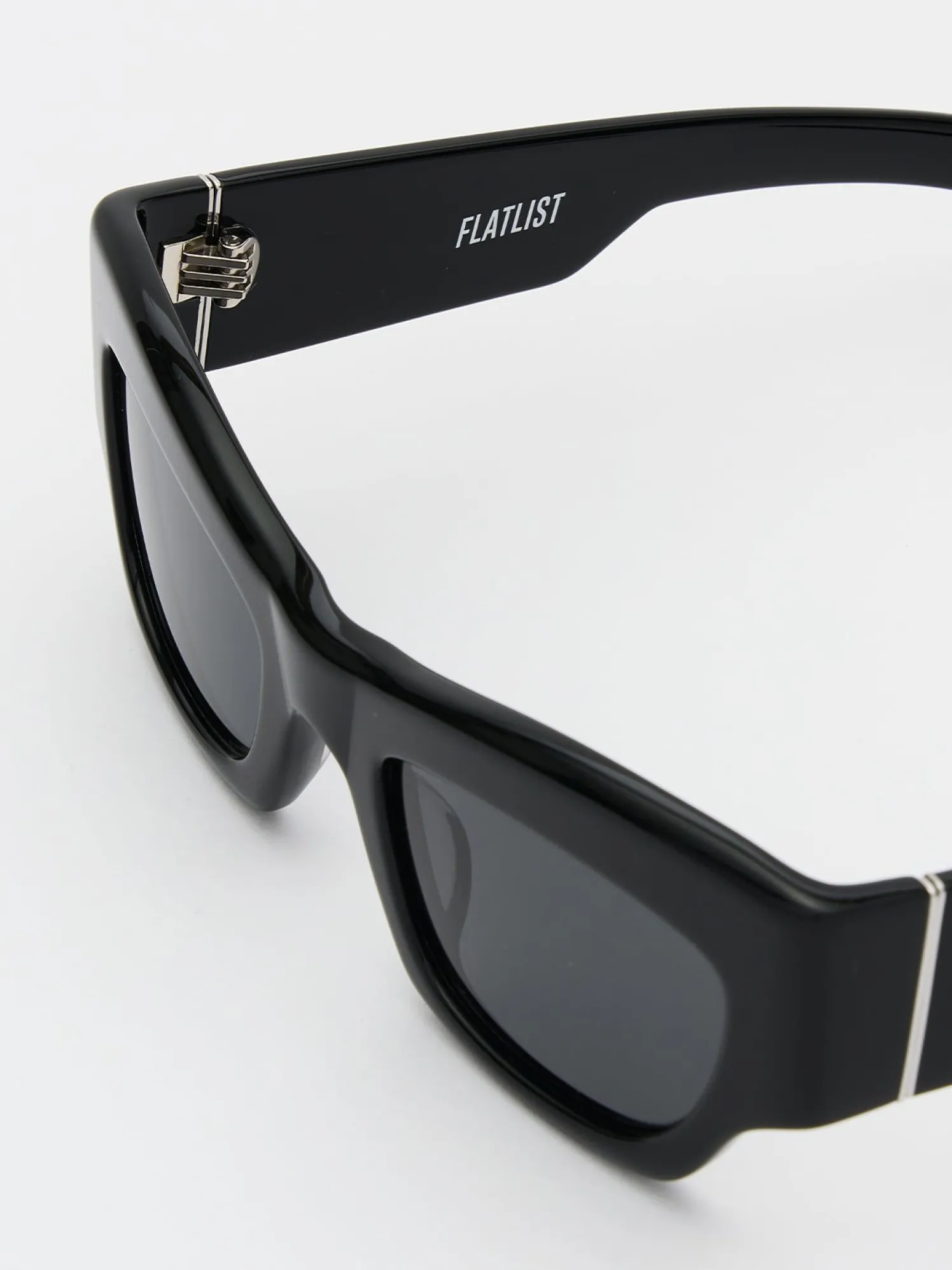 Flatlist x Sunflower Shade 03 Solbriller i Solid Black og Solid Black Lens