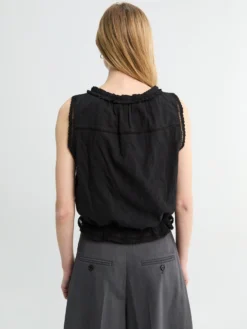 Flæset Ærmeløs Bluse i Sort