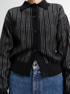 Form Cardigan i Sort Strib