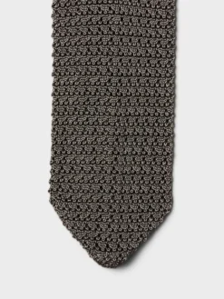 Formelt slips i grå åben strik