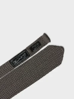 Formelt slips i grå åben strik