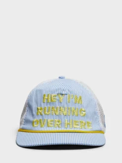 Hey, I'm Running Over Here Trucker Cap i Blå Striber