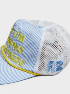 Hey, I'm Running Over Here Trucker Cap i Blå Striber