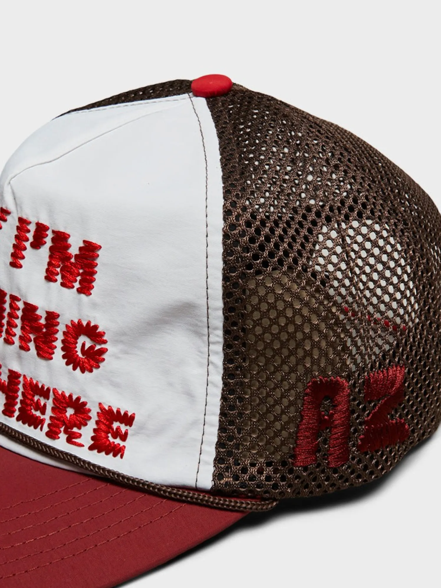 Hey, I'm Running Over Here Trucker Cap i Brun