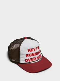 Hey, I'm Running Over Here Trucker Cap i Brun