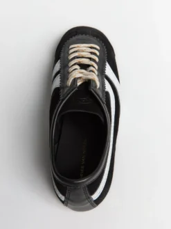 Læderbeklædte ruskindssneakers i sort og hvid