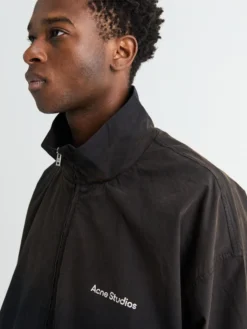 Logo Zipper Jacket i Sort