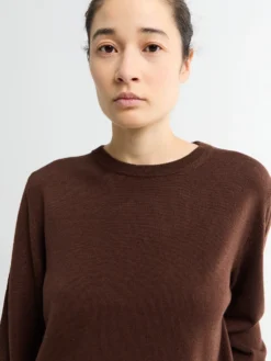 Merino strikket crew neck i Brun