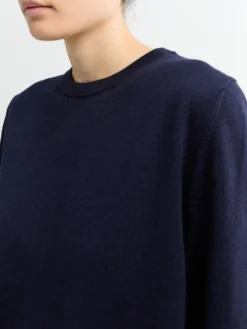 Merino striktrøje med rund hals i Navy