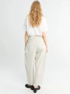 Minos Single Pleat Curved Leg Pant i Bone