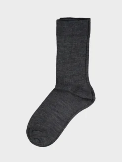 Mrs Merino Fine Ribbed Strømper i Mørkegrå