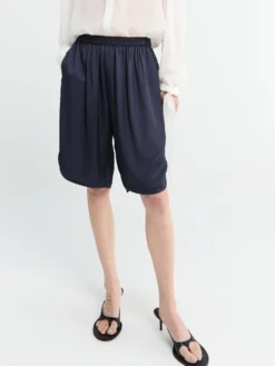 Nelis Satin Bermuda Shorts i Navy