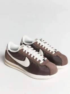 Nike Cortez Textile i BAROQUE BROWN/SAIL-KHAKI