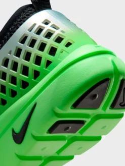 Nike Rejuven8 Run SP in Metallic Silver, Black og Voltage Green