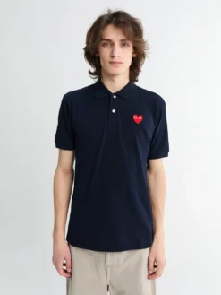 Polo med rødt emblem i navy