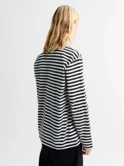 Rød Hjerte Langærmet T-Shirt i Sort og Hvid