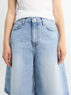 Relaxed Bermuda Denim Shorts i Light Blue