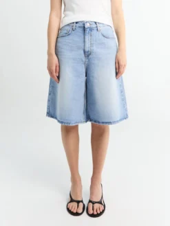 Relaxed Bermuda Denim Shorts i Light Blue