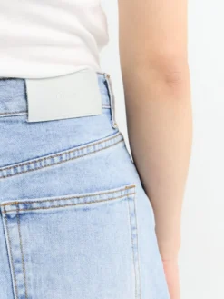 Relaxed Bermuda Denim Shorts i Light Blue