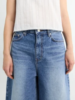 Relaxed Bermuda Denim Shorts i Classic Blue