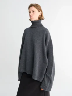 Rhea Trapeze Turtleneck i Charcoal