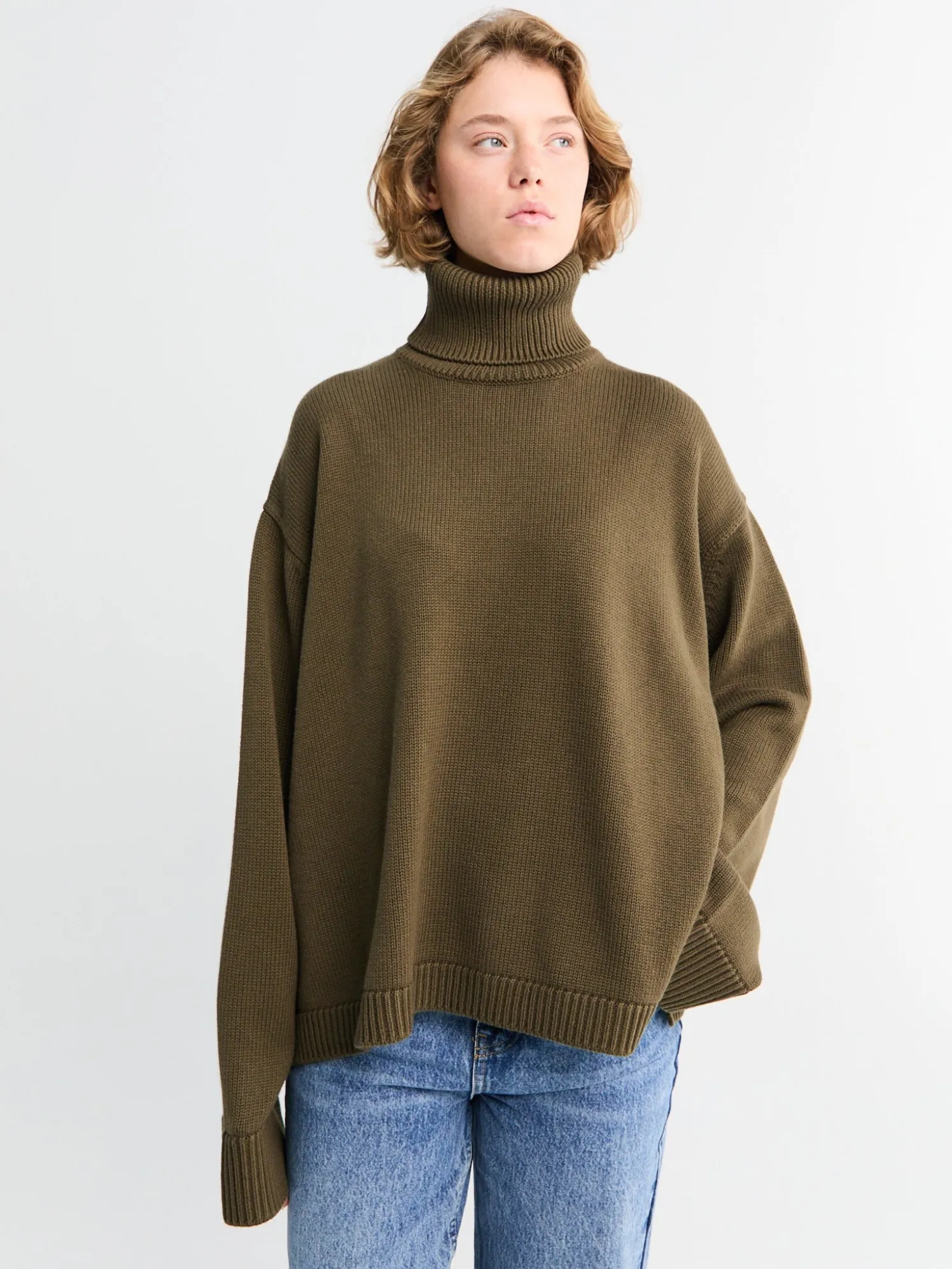Rhea Trapeze Turtleneck i Olive