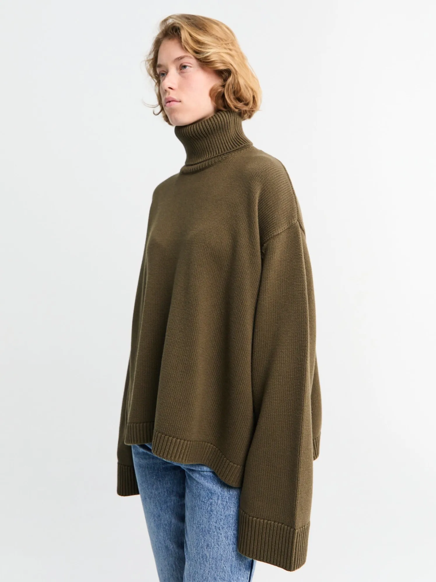 Rhea Trapeze Turtleneck i Olive
