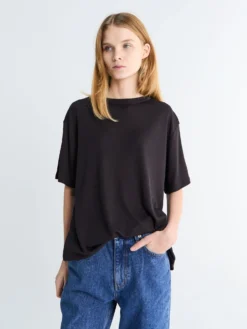 Rond T-shirt med korte ærmer i Black Grape