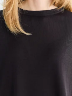Rond T-shirt med korte ærmer i Black Grape