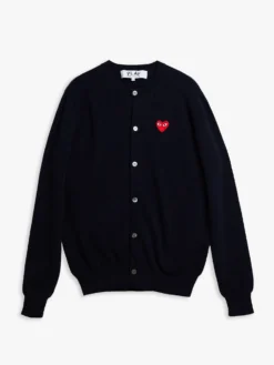 Rundhalset Cardigan med Rødt Emblem i Navy