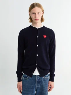 Rundhalset Cardigan med Rødt Emblem i Navy
