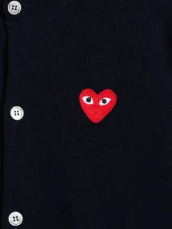 Rundhalset Cardigan med Rødt Emblem i Navy
