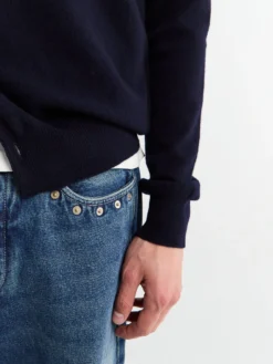 Rundhalset Cardigan med Rødt Emblem i Navy